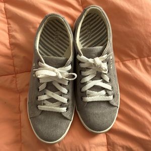 Taos Gray Canvas Sneakers. Fits size 7, labeled 7.5